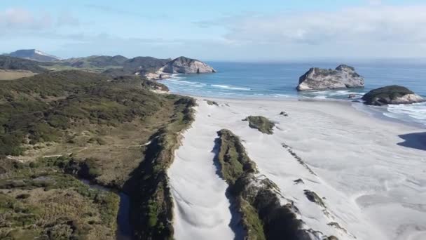 Drone Πτήση Ψηλά Πάνω Από Τις Χλοώδεις Αμμόλοφους Στο Wharariki — Αρχείο Βίντεο