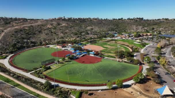 Drone Girando Derecha Izquierda Para Capturar Fútbol Campo Béisbol Alga — Vídeos de Stock