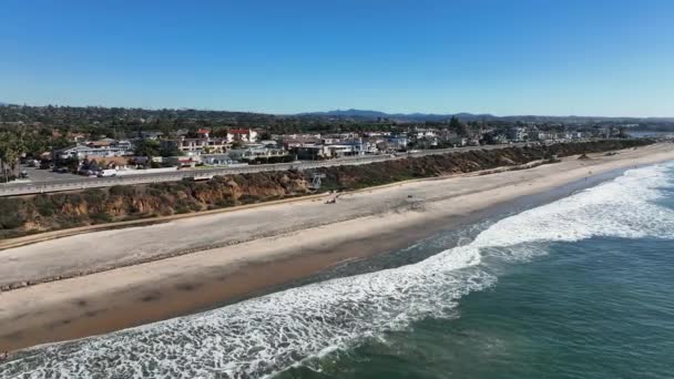 Drone Disparó Sobre Hermosa Costa Arena Con Olas Rompiendo Playa — Vídeo de stock