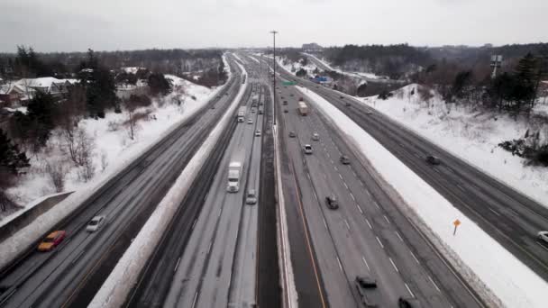Tracking Aerial Flyover Busy Winter Highway Dmuchnięciem Śnieg Ciężarówki Transportowe — Wideo stockowe