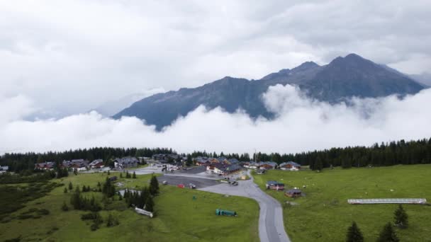 Panning Drone Vista Aérea Hochkrimml Paisagem Nebulosa Montanhosa Verão — Vídeo de Stock