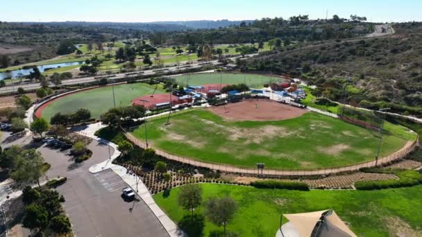 Drönare Väg Mot Baseballplan Inne Alga Norte Park Carlsbad Kalifornien — Stockvideo