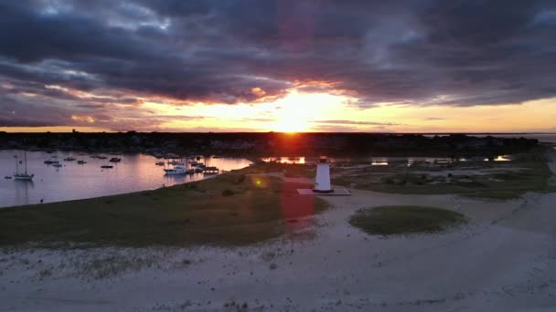 空中ドローン米国マサチューセッツ州マーサス ヴィニヤードのエッジタウン灯台上空の曇り空の日にドリー風と劇的な夕日 — ストック動画