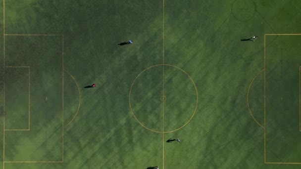 Vista Aérea Cima Para Baixo Campo Futebol Rapazes Estão Praticar — Vídeo de Stock