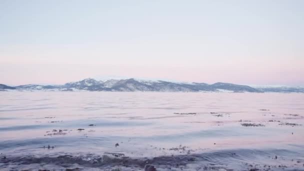 Havslandskap Med Lugna Vågor Och Snöiga Berg Bakgrunden Nära Vanvikan — Stockvideo