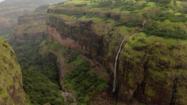 Cachoeira Cascata Falésias Exuberantes Maharashtra Índia Tiro Drone Aéreo — Vídeo de Stock