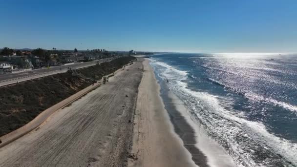 Vista Aérea Sobre Las Olas Que Estrellan Contra Costa Largo — Vídeos de Stock