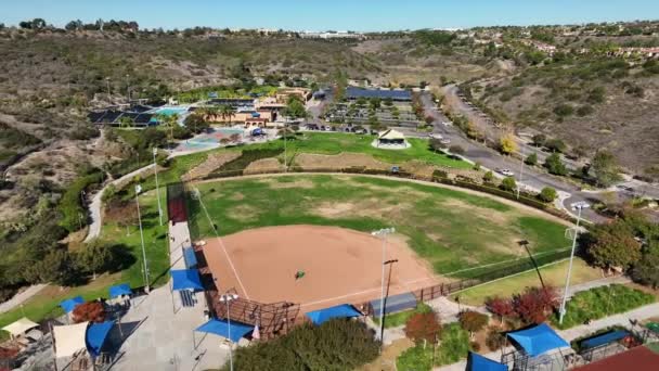 カリフォルニア州カールスバッドのアルガ ノルテ パーク 英語版 のサッカー場に戻ると 野球場とドローンが空中から見える — ストック動画