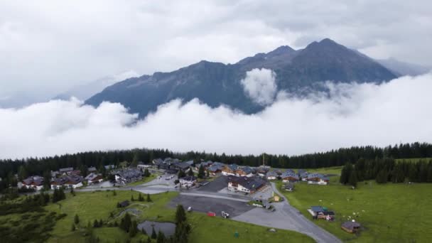 Drone Voando Direção Aldeia Nublada Nebulosa Topo Cume Montanha Krimml — Vídeo de Stock