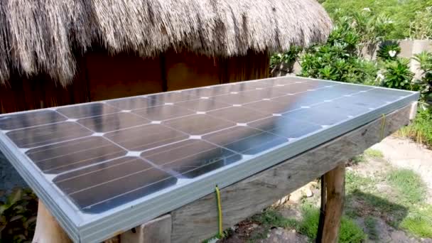 Installazione Ecosostenibile Pannelli Solari Energia Elettrica Una Casa Sulla Spiaggia — Video Stock