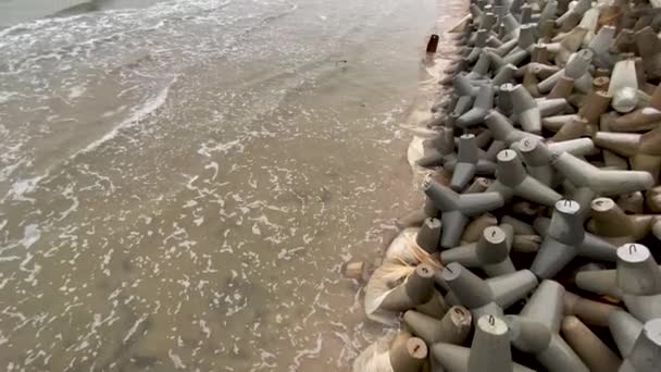 Przechyl Się Nad Skalistą Plażą Oceanu Spokojny Pejzaż Morski Widok — Wideo stockowe