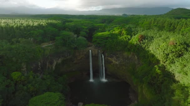 Extreme Wide Aerial Dolly Opaekaa Falls Daylight Hawaii Orizzonte Skyline — Video Stock