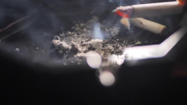 Närbild Rökning Cigarett Manlig Hand Svart Askkopp Scen — Stockvideo