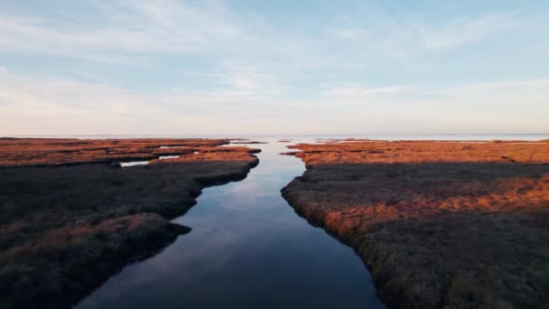 Drohnen Ansicht Der Spiegelglatten Ruhigen Meeresküste Die Den Himmel Des — Stockvideo