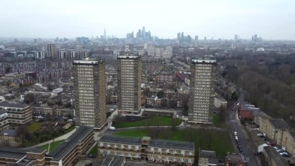 Flygfoto Rådsbyggnader Med London City Skyline Avstånd — Stockvideo