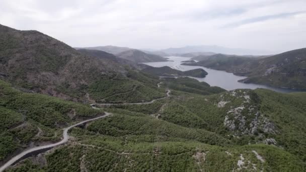 Drone Video Van Frontale Vliegtuig Oprukken Sh25 Albania Met Drin — Stockvideo