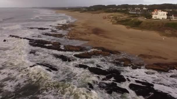 Пляж Педрера Разбивающимися Волнами Наводняющими Скалы Береговой Линии Уругвая Время — стоковое видео