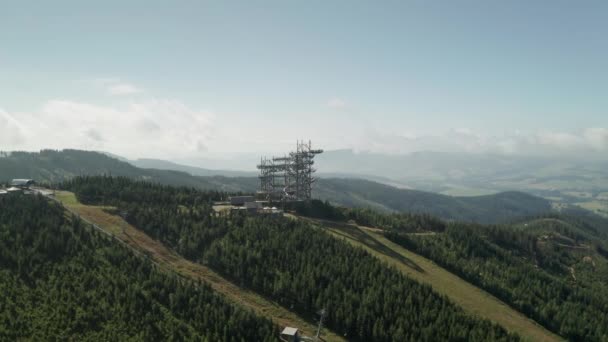 捷克共和国Dolni Morava的一个天桥吸引物和附近的Mtb自行车道的90度轨道空中拍摄 塔投下了长长的阴影 — 图库视频影像