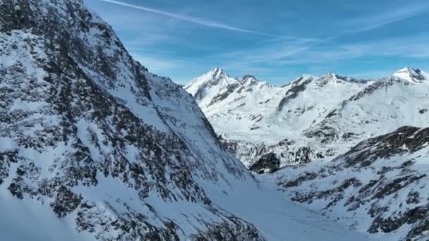 冬の高山の山の風景 空中映像 — ストック動画