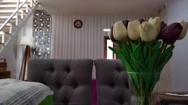 Váza s tulipány uvnitř typického holandského domu, prázdná místnost s květinami, zdobí ji, vytváří záběr