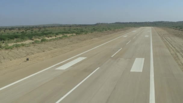 Thar Havaalanı Nın Boş Pisti Boyunca Hava Görüntüsü Yavaş Yükselme — Stok video