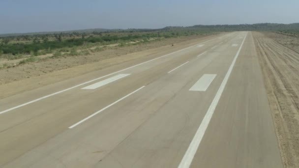 Luchtfoto Lege Tarmac Landingsbaan Van Thar Airport Cirkel Dolly — Stockvideo