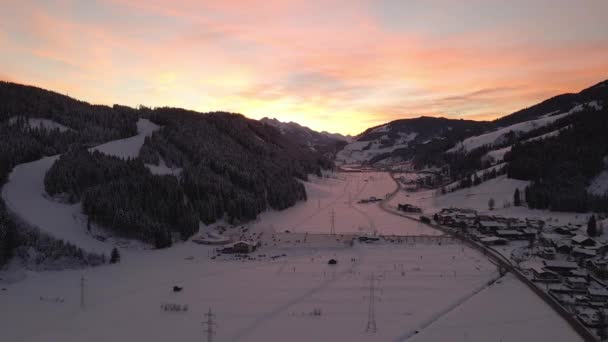 Vue Aérienne Une Ville Montagne Enneigée Route Sinueuse Travers Vallée — Video