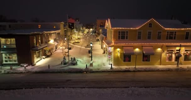 Πόλη Στις Ηπα Χειμώνα Χιόνι Αμερικανική Σημαία Νύχτα Χριστουγεννιάτικη Διακόσμηση — Αρχείο Βίντεο