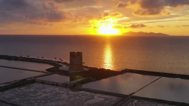 Vista Aérea Torno Uma Torre Silhueta Meio Lagoas Evaporação Sal — Vídeo de Stock