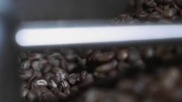 咖啡豆在咖啡店烘烤的过程 — 图库视频影像