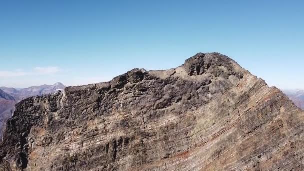 Alto Pico Alpino Com Uma Revelação Fundo Tiro Pedestal Montanhas — Vídeo de Stock