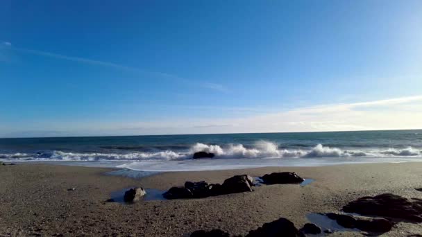 Drone Che Vola Aria Sulla Spiaggia Nerja Spagna Giornata Sole — Video Stock