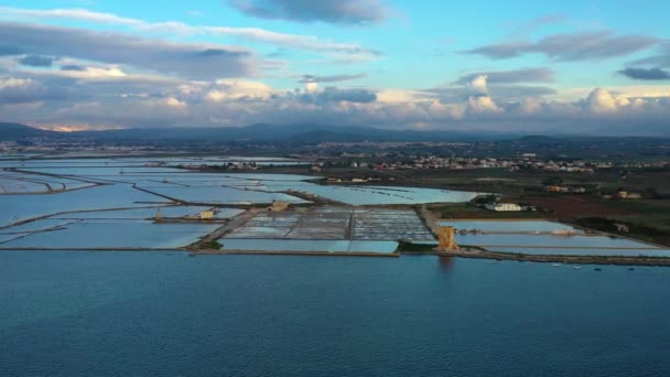 イタリアのシチリア島で 塩蒸発池に近づく空中ドローンの眺め — ストック動画