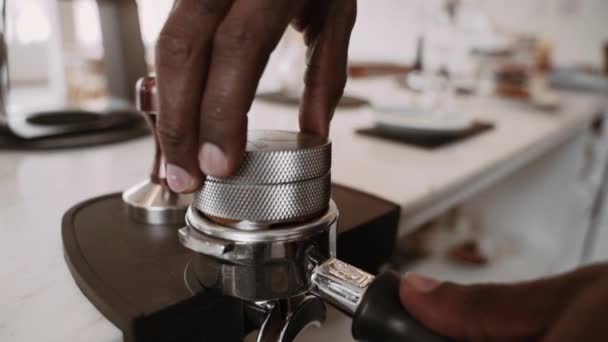 咖啡店的咖啡酿制过程 — 图库视频影像