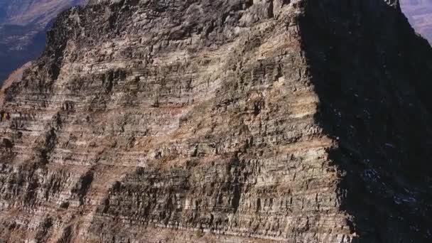 人は非常に険しい山 台座のショットの上に立って パーセルの山 — ストック動画