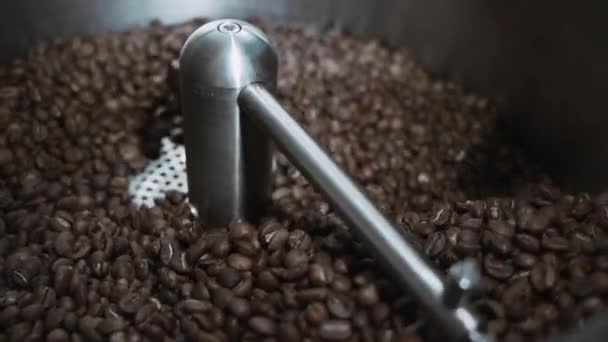 Stekning Kaffebönor Ett Kafé — Stockvideo