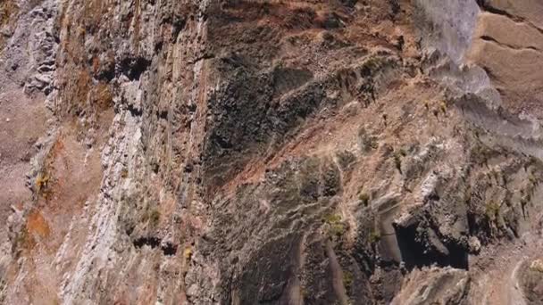 Luftaufnahme Von Oben Nach Unten Nach Dem Sehr Steilen Felsgrat — Stockvideo