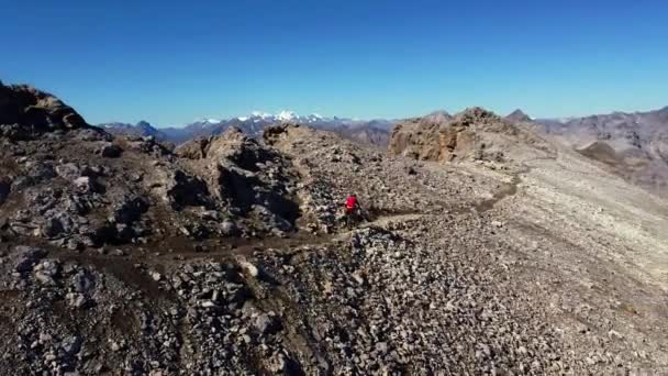 Biker Begins Downhill Piz Umbrail High Altitude Aerial Shot — Stock Video