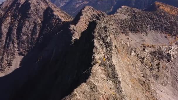 秋のパーセル山の高山の稜線上を飛ぶ — ストック動画