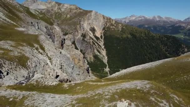 Río Montaña Cae Las Rocas Tiro Grúa Aérea — Vídeos de Stock