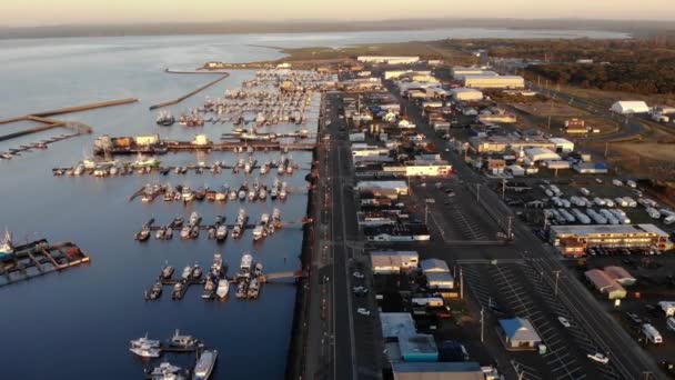 西港的空中日落景观 港口与游艇和船只停泊 在黄金时间拍摄的哥伦比亚河和海岸线港口的无人机画面 — 图库视频影像
