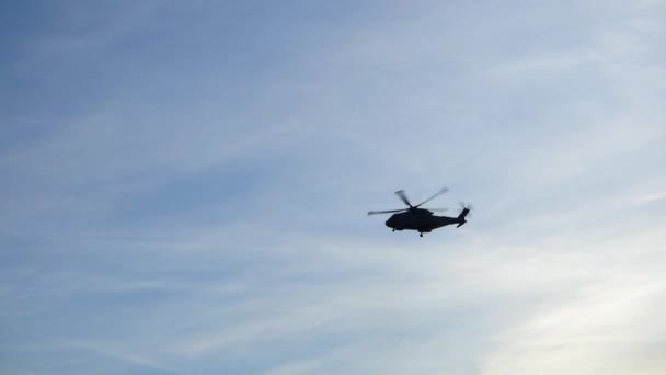 Silhouet Van Een Voorbijvliegende Helikopter — Stockvideo