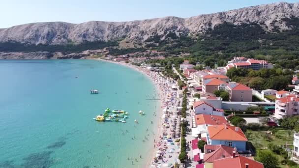バカビーチ クルク島 クロアチア 空中ドローン観光客の眺め 大通り サンベッド ウォータープレイグラウンド晴れた夏の日 — ストック動画