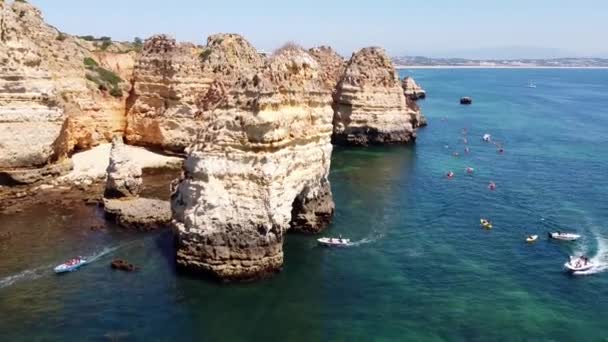 Ponta Piedade Λάγος Algarve Αεροφωτογραφία Σκάφος Καγιάκ Βράχους Όμορφη Ακτογραμμή — Αρχείο Βίντεο