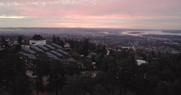 Panorama Miasta Podczas Zachodu Słońca Pobliżu Holmenkollbakken Skocznia Narciarska Oslo — Wideo stockowe