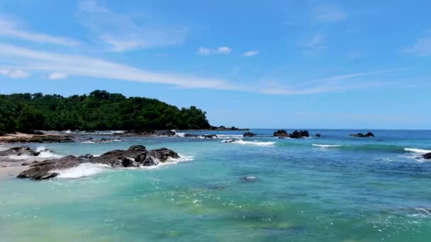 Vagues Calmes Éclaboussent Sur Les Roches Volcaniques Sur Plage Paradisiaque — Video