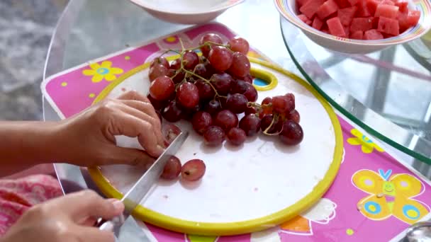 Kvinde Forbereder Frugt Dessert Skærer Drue Bær Fjerner Frø Nærbillede – Stock-video