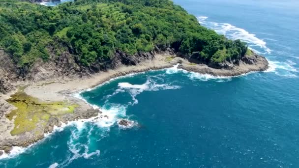 Malý Skalnatý Záliv Tropickém Pobřeží Karangu Indonésie Letecký Pohled Malebnou — Stock video