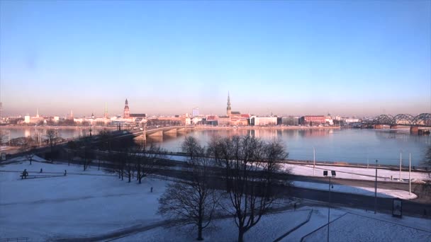 Vackert Panorama Timelapse Riga Gamla Stan Färgglad Snöig Iskall Vintermorgon — Stockvideo
