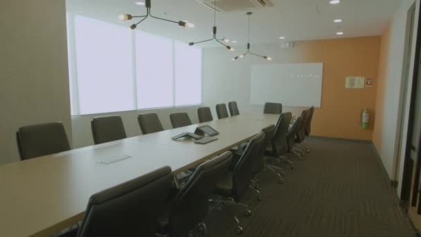 Dolly Tiro Uma Sala Reuniões Vazia Recém Construída Escritório Corporativo — Vídeo de Stock